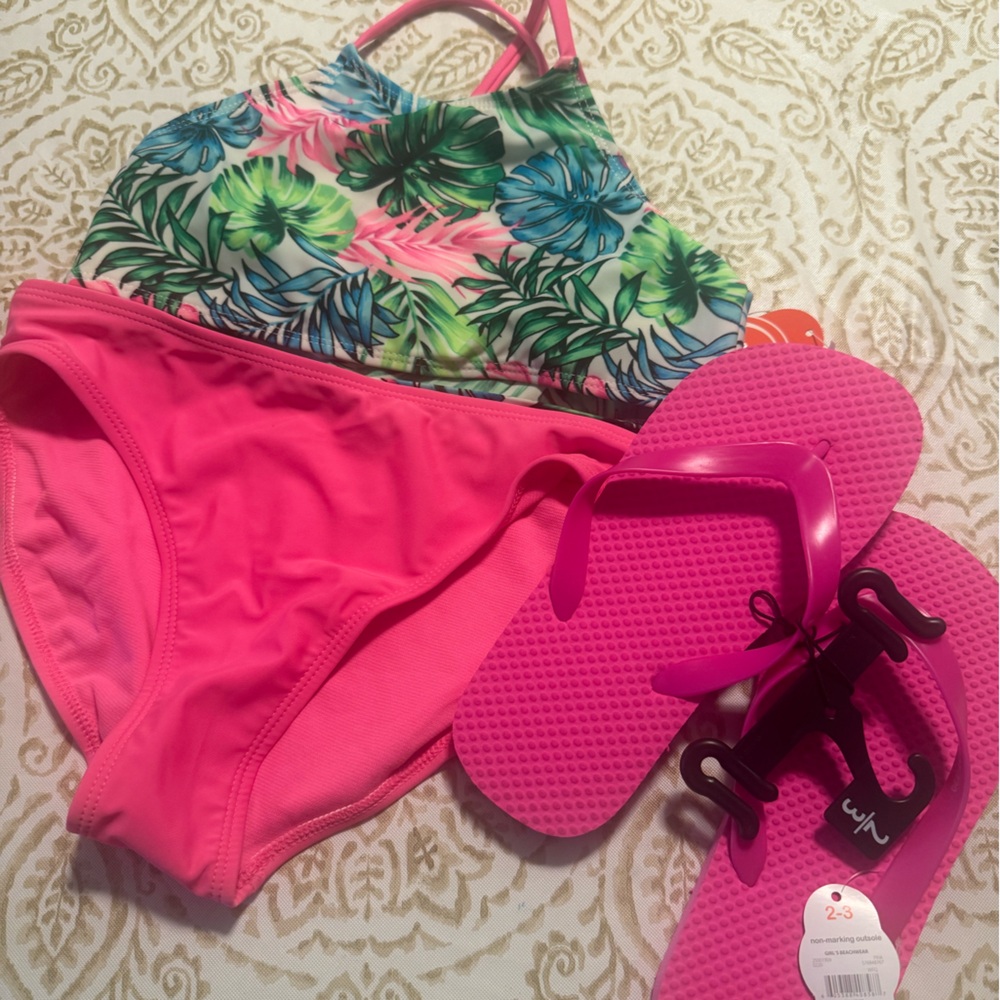 New with tag Girls 10/12 two
Piece bathing suit kids